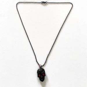 Black necklace with chattering teeth